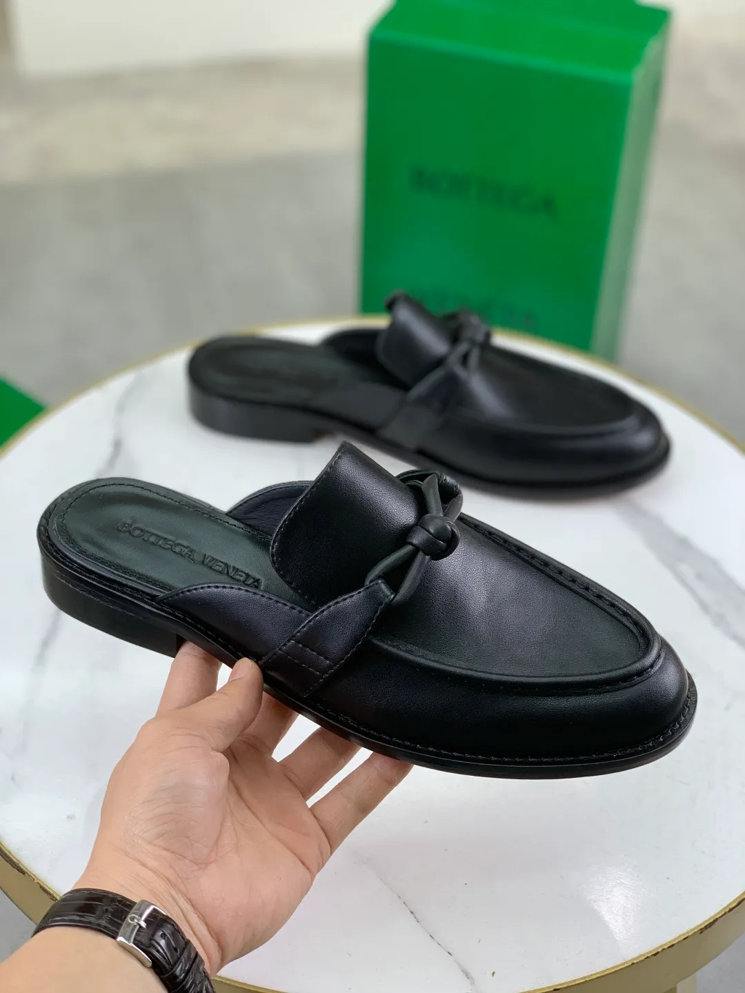 Men's shoes 💰P800 [New model] (genuine leather outsole) water-dyed cow lining 💰High-quality business couple half-slip leather shoes 💎💎💎 BOTTEGA VENETA official website synchronizes the latest top version of BV in the market, accepts material comparison, shoe type comparison, process comparison, practical and textured, versatile and suitable for any occasion, the more you look at it, the more flavorful it becomes. Purely hand-knitted craftsmanship - Upper material, calfskin imported from Italy 🇮🇹 - High-quality water-dyed cowhide lining - Original private model customized leather outsole -Size: Female 35-39 (40 ordered) Male 39-44 (38 45 can be customized) Color: Multiple colors available